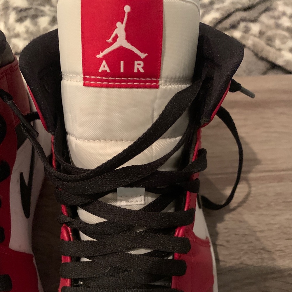 ***AIR JORDAN 1 MID CHICAGO***